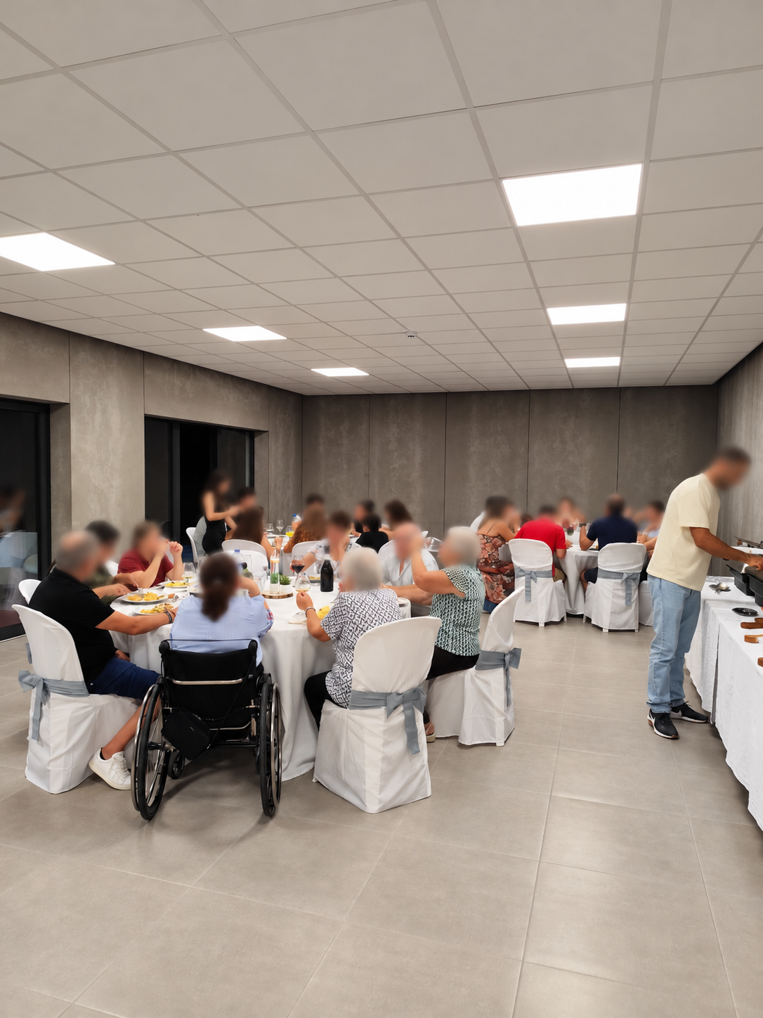 Convívio à mesa no Momentos Únicos, com os rostos das pessoas desfocados