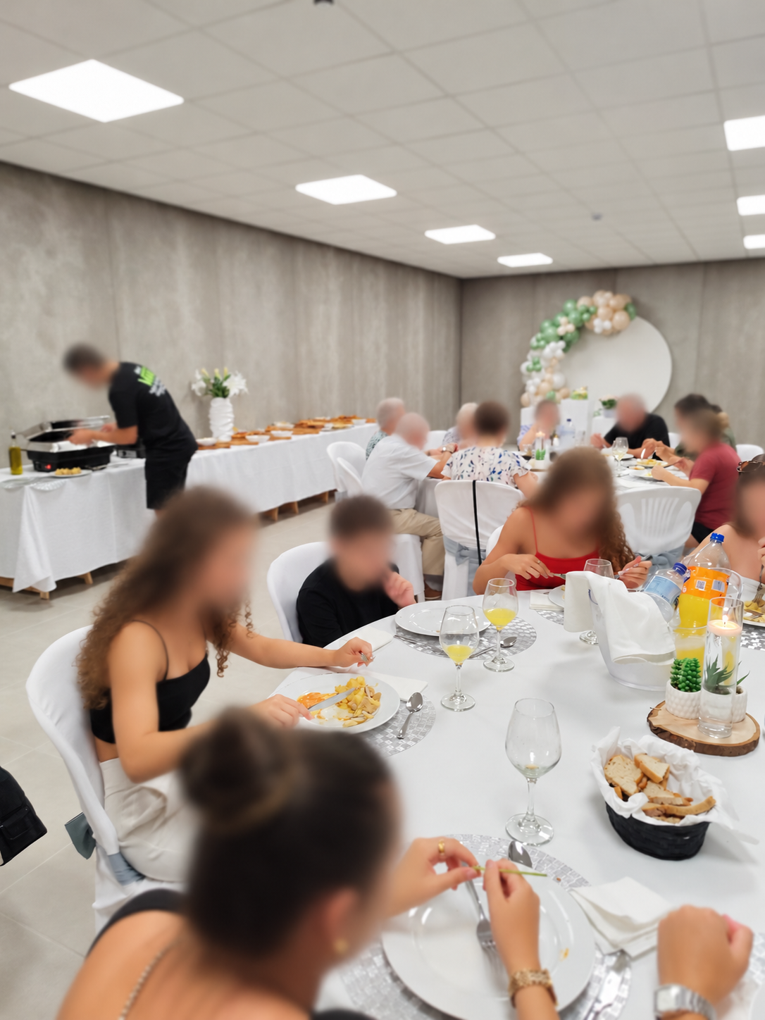 Pessoas reunidas numa celebração familiar, com os rostos desfocados